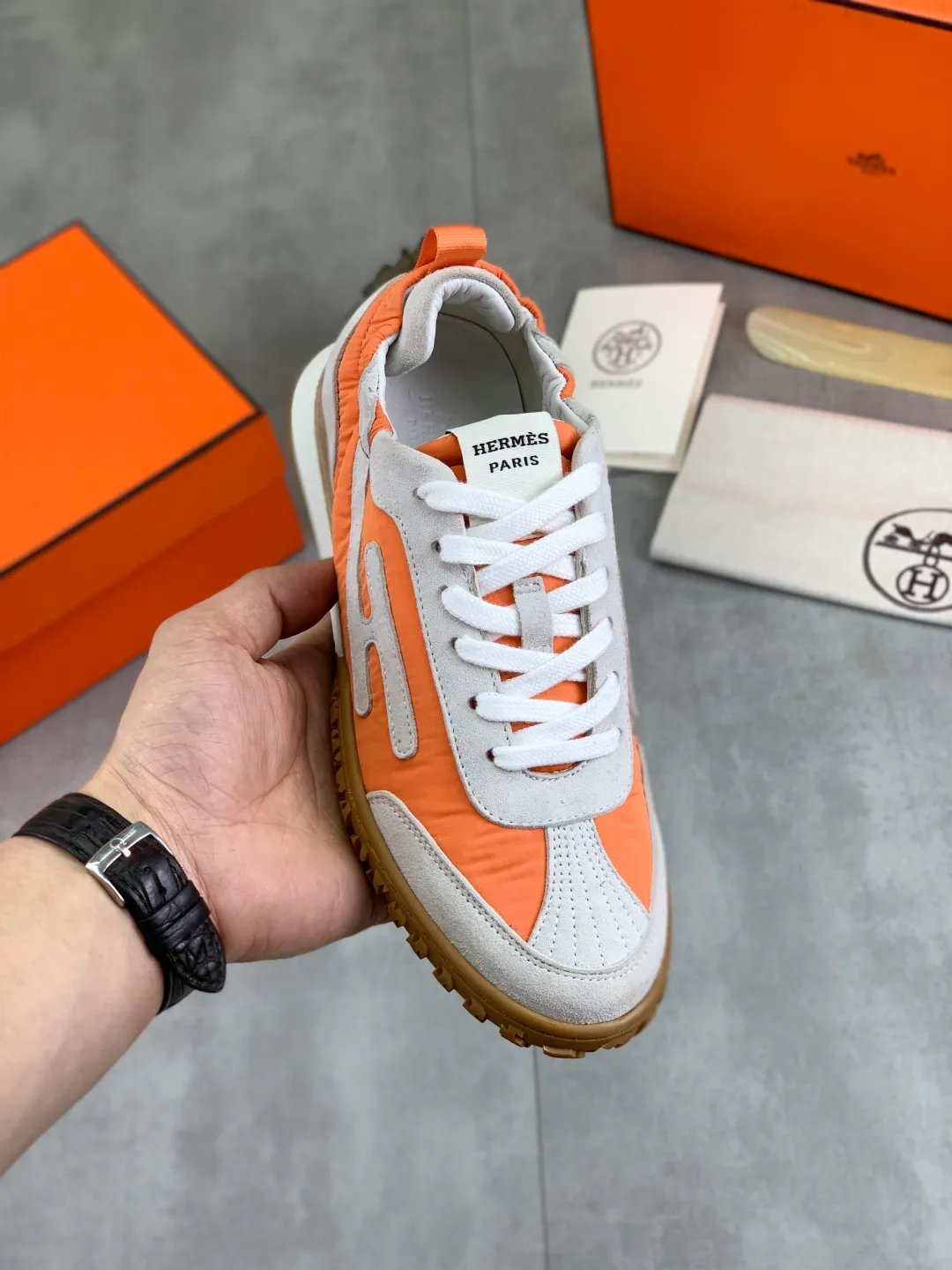 Men's men's shoes 💰P600 New model Top version Original order Hermes Hermès men's Drift Sneaker Summer new casual sports shoes Original purchase, development, production H family men's classic series, technological breathable fabrics with cowhide, casual sports shoes, casual shoes, sports dad shoes combine high-tech breathable materials and cowhide, H family exclusive button decoration on the side. The outsole is full of H italic design and bright colors to show vitality and continue the brand design inspiration. Stroll around the city lightly and feel free and comfortable. Delivered in exquisite packaging 🛍📦 ▪️Fabric: original customized breathable material + first-layer cowhide ▪️Inner: cowhide feet ▪️Outsole: molded and evacuated PU+TPU material ▪️Size: 35-45 Multiple colors available Premium packaging
